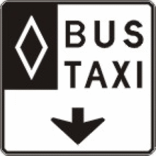 Voie réservée aux bus et taxi avec flèche au centre