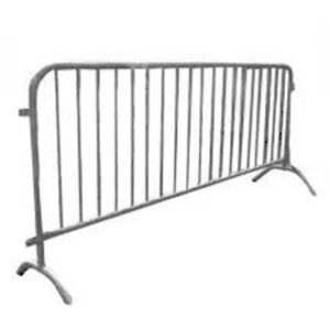 Barrière de foule en acier galvanisé 100" X 43 1/2" avec pattes