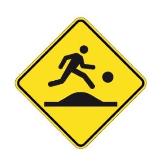 Signal avancé d'un terrain de jeu ou de passage près, sur dos d'âne allongé