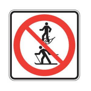 Accès interdit aux raquetteurs et aux skieurs de fond