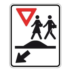 Passage pour écoliers sur un dos d'âne allongé ou un carrefour surélevé